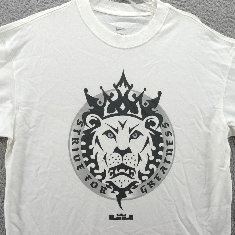 Nike LeBron James Strive For Greatness Mens Medium Lion Graphic Tee White NEW